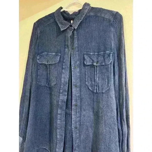 Free people size M blue waffle button up in great pre owned condition - Picture 2 of 5